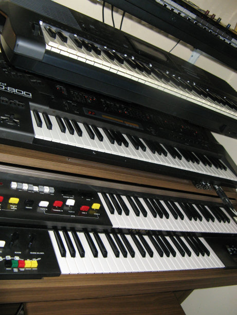 Yamaha Electone (1975), Roland JD800 (1992), Technics SX-KN930 and Yamaha DJX 2 (both 1999) for a respectable ladder of retro.<br />_